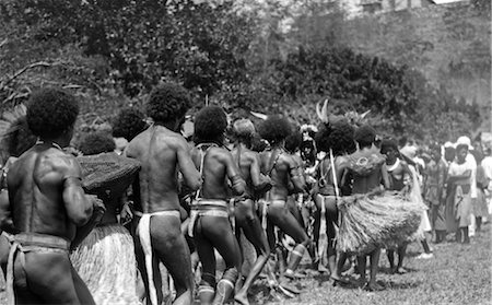 1920s 1930s GROUP OF PAPUAN NATIVES DANCING PORT MORESBY NEW GUINEA NATIVE RHYTHM DANCE Foto de stock - Con derechos protegidos, Código: 846-02796252
