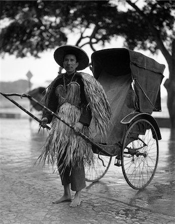 1930s RICKSHAW RIKSHA JINRIKSHA COOLIE IN RAIN COAT MADE OF GRASS STRAW TAXI TRANSPORTATION WORKER HONG KONG CHINA Foto de stock - Con derechos protegidos, Código: 846-02796276