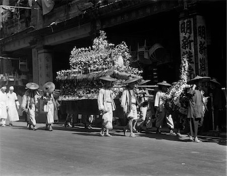 ANNÉES 1930 FUNÉRAIRES CHINOISES PARADES BIER PALANQUIN CERCUEIL FLOAT PARADE CÉRÉMONIE RITE HONG KONG CHINE Photographie de stock - Rights-Managed, Code: 846-02796277