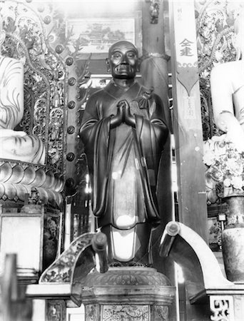 simsearch:846-02796405,k - 1920s CARVED WOOD EFFIGY STATUE OF THE BUDDHA IN A CHINESE TEMPLE BUDDHIST RELIGION Fotografie stock - Rights-Managed, Codice: 846-02796270