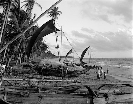 ANNÉES 1930 ANNÉES 1920 CATAMARANS SUR LA PLAGE TROPICALE OCÉAN INDIEN SRI LANKA Photographie de stock - Rights-Managed, Code: 846-02796283