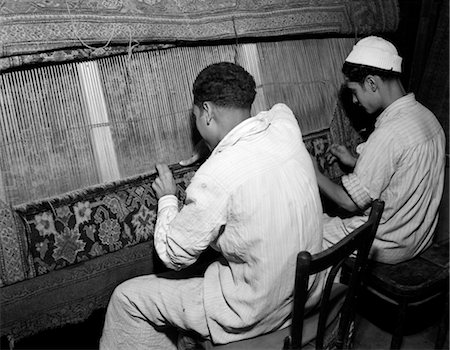 simsearch:846-02796313,k - 1920s 1930s TWO SKILLED EGYPTIAN MEN CRAFTSMEN WEAVERS WEAVING AN ORIENTAL CARPET Foto de stock - Con derechos protegidos, Código: 846-02796308