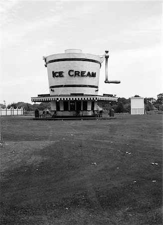 simsearch:846-03164304,k - 1937 1930s ROADSIDE REFRESHMENT STAND SHAPED LIKE ICE CREAM MAKER Foto de stock - Con derechos protegidos, Código: 846-02796310