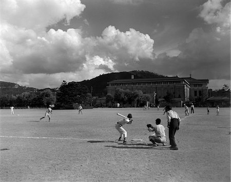 simsearch:846-02796405,k - ANNÉES 1930 AMERICAN SPORT BASEBALL JEU EN COURS DE LECTURE À KYOTO AU JAPON Photographie de stock - Rights-Managed, Code: 846-02796337