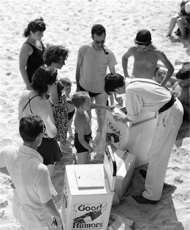 1940s LONG BEACH LONG ISLAND NEW YORK NY GOOD HUMOR ICE CREAM VENDOR SELLING TO CUSTOMERS GROUP Foto de stock - Con derechos protegidos, Código: 846-02796343