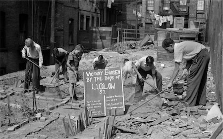 ABAISSER DE GARÇONS DES ANNÉES 1940, TRAVAILLANT DANS LE JARDIN DE VICTOIRE EN TEMPS DE GUERRE LUDLOW STREET NEW YORK CITY EAST SIDE MANHATTAN LA SECONDE GUERRE MONDIALE Photographie de stock - Rights-Managed, Code: 846-02796354