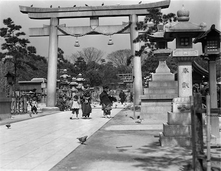 simsearch:846-02796405,k - ENFANTS DE FEMMES DES ANNÉES 1930 LA MARCHE DE TORII GATE ARCH AT MINATOGAWA SHINTOÏSTE TEMPLE RELIGION PASSERELLE KOBE JAPON Photographie de stock - Rights-Managed, Code: 846-02796366