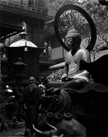 simsearch:846-02796405,k - 1930s ELDERLY SENIOR JAPANESE MAN IN KIMONO WALKING AMIDST SCULPTURE & BUDDHA STATUE IN KOBE CURIO SHOP JAPAN Fotografie stock - Rights-Managed, Codice: 846-02796363