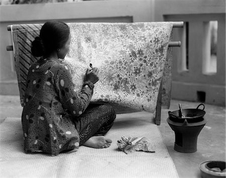 1930s NATIVE WOMAN ARTISAN PAINTING BATIK DESIGN ON FABRIC JAVA BATAVIA INDONESIA Foto de stock - Con derechos protegidos, Código: 846-02796375