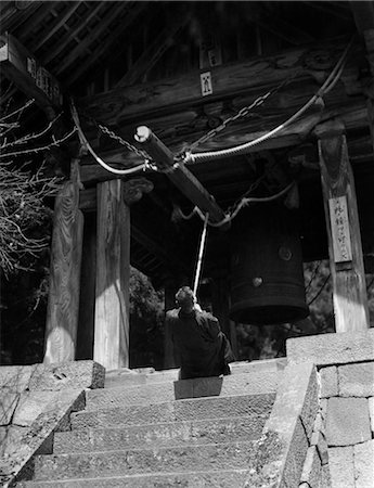 1930s RELIGION JAPANESE MAN PRIEST PULLING BACK LOG TO RING HUGE BRONZE BELL RINNOJI TEMPLE NIKKO JAPAN Stock Photo - Rights-Managed, Code: 846-02796370