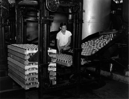 simsearch:846-02796405,k - 1930s 1940s HAWAIIAN MAN OPERATING MACHINERY CANNING PINEAPPLES FOOD PROCESSING INDUSTRY NEAR HONOLULU HAWAII Fotografie stock - Rights-Managed, Codice: 846-02796382