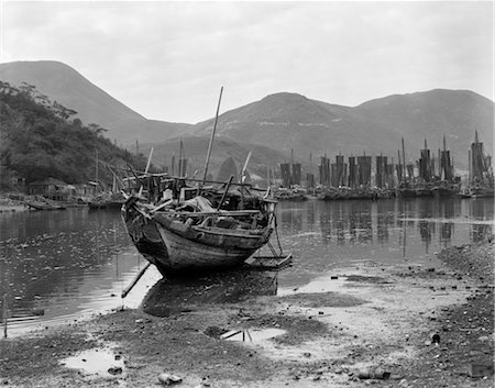 pacific rim - 1920s 1930s ABERDEEN HARBOR WITH CHINESE JUNK JUNKS BOATS HONG KONG CHINA Foto de stock - Con derechos protegidos, Código: 846-02796399