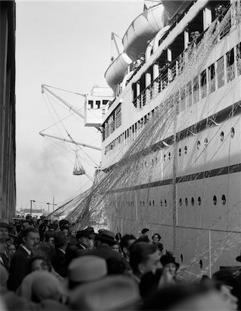 1930s CROWD PEOPLE ON DOCK PIER WISHING BON VOYAGE TO SAILING PASSENGER CRUISE SHIP LINER TRAVEL Stock Photo - Rights-Managed, Code: 846-02796393