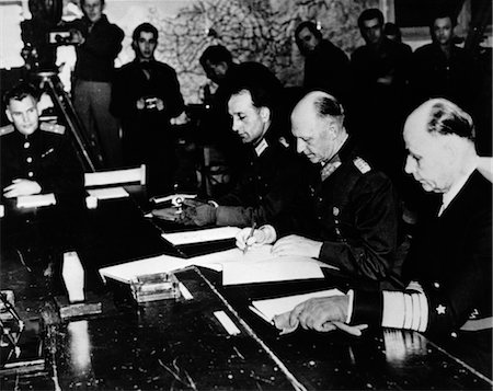 seconda guerra mondiale - 1940s GERMAN GENERAL JODL SIGNS SIGNING SURRENDER PAPERS MAY 7 1945 RHEIMS FRANCE Fotografie stock - Rights-Managed, Codice: 846-02796459