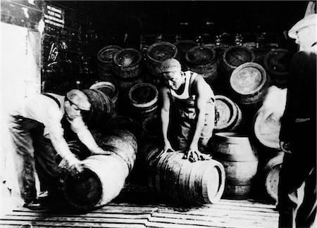 simsearch:846-02792786,k - 1920s 1930s PROHIBITION LABORERS UNLOAD 200 KEGS OF BEER SEIZED BY FEDERAL AGENTS MIDDLETOWN NY Stock Photo - Rights-Managed, Code: 846-02796468