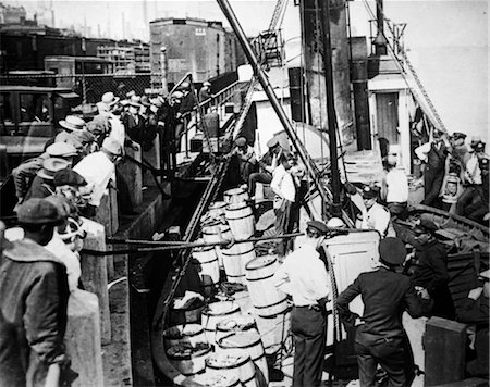 PROHIBITION JUNE 8 1928 OFFICERS ABOARD CAPTURED TUG GERONIMO DETROIT MI SEIZE 500 CASES CHAMPAGNE 1000 OF BEER 1920s Fotografie stock - Rights-Managed, Codice: 846-02796470