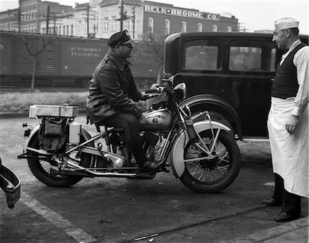 ROUTE DE MOTOCYCLETTE DES ANNÉES 1930 EN CAROLINE DU NORD PATROUILLENT DES POLICIERS TIRER VERS LE HAUT AU TROTTOIR À PARLER AVEC L'HOMME SALLE DÉJEUNER Photographie de stock - Rights-Managed, Code: 846-02796489