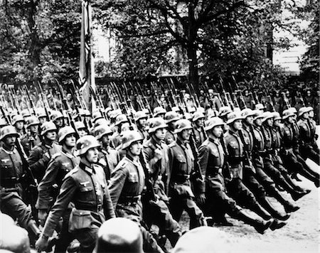 1940s GERMAN TROOPS MARCHING GOOSE STEPPING IN STREETS OF WARSAW POLAND 1941 Foto de stock - Con derechos protegidos, Código: 846-02796499