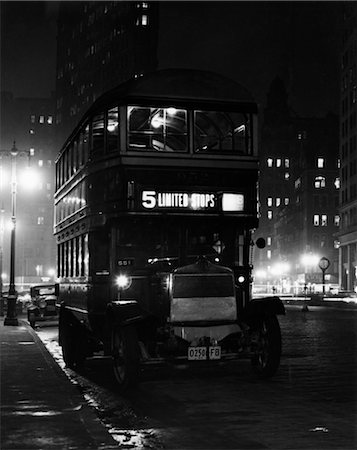 simsearch:846-02796611,k - ANNÉES 1930 RÉTRO DOUBLE DECKER BUS 5TH AVENUE FLATIRON BUILDING NUIT Photographie de stock - Rights-Managed, Code: 846-02796528