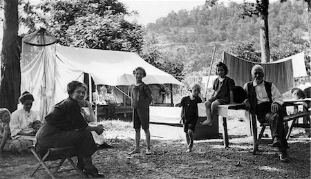 simsearch:846-03164312,k - 1900s RETRO FAMILY CAMPING MISSOURI OZARKS JAMES RIVER Foto de stock - Con derechos protegidos, Código: 846-02796530