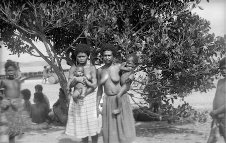 simsearch:846-02796389,k - 1920s 1930s TWO NATIVE WOMEN MOTHERS TOPLESS WEARING SKIRTS HOLDING INFANT BABY CHILDREN NEW GUINEA Foto de stock - Con derechos protegidos, Código: 846-02796540