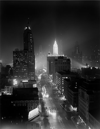 simsearch:846-02796405,k - 1950s NIGHT AERIAL CHICAGO ILLINOIS LOOKING DOWN ON MICHIGAN AVENUE Fotografie stock - Rights-Managed, Codice: 846-02796586