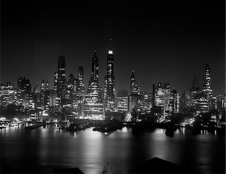 1950s NIGHT SKYLINE MIDTOWN MANHATTAN NEW YORK CITY EMPIRE STATE BUILDING HUDSON RIVER Foto de stock - Con derechos protegidos, Código: 846-02796611