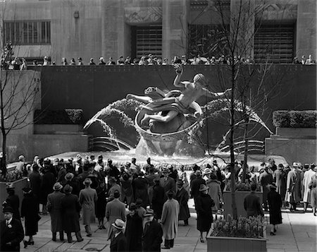 simsearch:846-02796344,k - 1940s 1946 GROUP OF PEOPLE AT ROCKEFELLER CENTER NEW YORK CITY USA Stock Photo - Rights-Managed, Code: 846-02796676