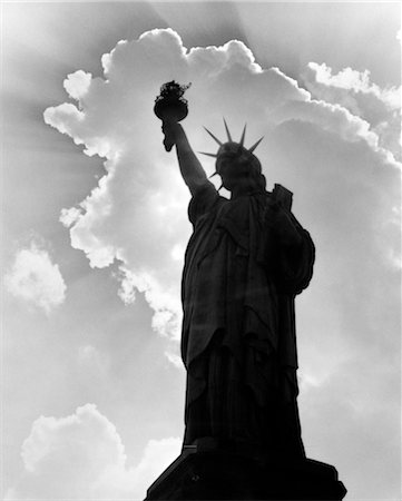 patriotico - SILHOUETTE DE LA STATUE DE LA LIBERTÉ AVEC LES NUAGES DERRIÈRE ELLE Photographie de stock - Rights-Managed, Code: 846-02796678