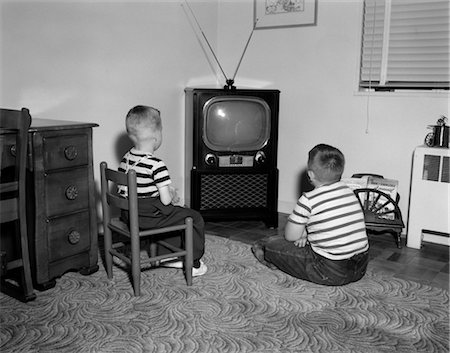 radiophonique - ANNÉES 1950 DEUX GARÇONS ASSIS DANS LA SALLE À MANGER REGARDER LA TÉLÉVISION Photographie de stock - Rights-Managed, Code: 846-02796702