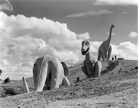 1950s DINOSAUR PARK SOUTH DAKOTA THREE DINOSAUR STATUES ON HILLSIDE Foto de stock - Con derechos protegidos, Código: 846-02796729