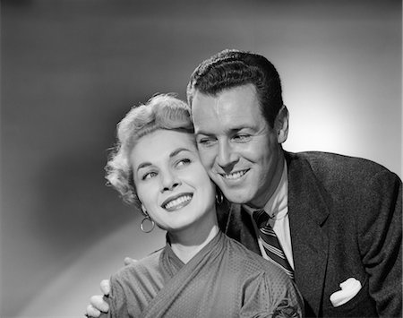 ANNÉES 1950 COUPLE PORTRAIT SOURIANT JOUE CONTRE JOUE STUDIO SHOT Photographie de stock - Rights-Managed, Code: 846-02796751