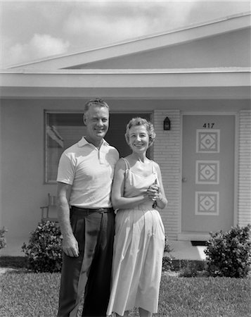retire house - 1950s SMILING OLDER MAN WOMAN SENIOR CITIZEN STANDING TOGETHER IN RETIREMENT HOME FRONT YARD Stock Photo - Rights-Managed, Code: 846-02796767