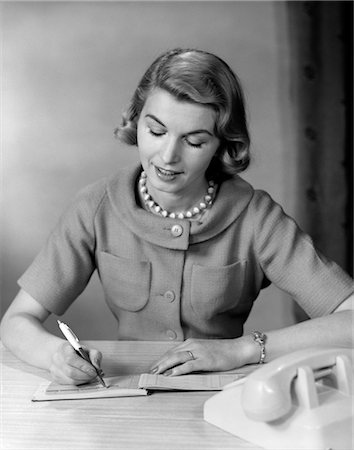 1950s WOMAN BALANCING CHECKBOOK Fotografie stock - Rights-Managed, Codice: 846-02796791