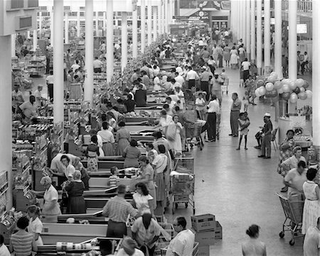 1960s OVERHEAD VIEW OF ROW OF BUSY CHECKOUT COUNTERS IN SUPERMARKET GROCERY STORE Fotografie stock - Rights-Managed, Codice: 846-02796860