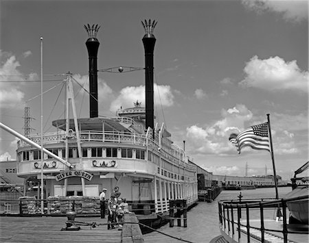 ANNÉES 1960 RIVER QUEEN BOAT AT ESPLANADE RUE QUAI DANS LA FAMILLE DE LA NOUVELLE-ORLÉANS AU QUAI Photographie de stock - Rights-Managed, Code: 846-02796899