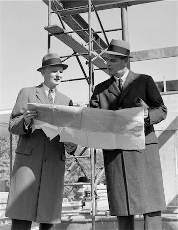 simsearch:846-02795333,k - 1960s TWO BUSINESSMEN REVIEWING BLUEPRINTS AT CONSTRUCTION SITE OUTDOOR Foto de stock - Con derechos protegidos, Código: 846-02796909