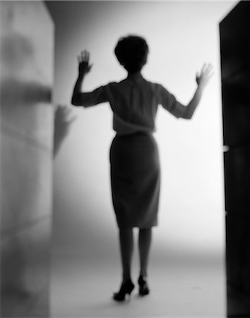 BRAS SILHOUETTE FEMME DES ANNÉES 1960 QUI S'EST TENUE PLACE LUMIÈRE OMBRE MYSTÉRIEUSE Photographie de stock - Rights-Managed, Code: 846-02796918