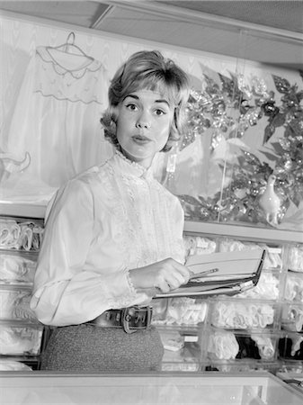 1960s WOMAN DEPARTMENT STORE SALES CLERK BEHIND COUNTER HOLD PENCIL SALES BOOK CUSTOMER SERVICE RETAIL Foto de stock - Con derechos protegidos, Código: 846-02796913
