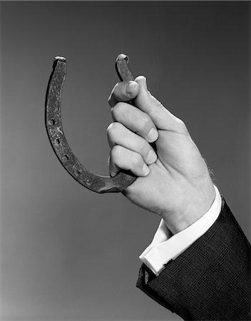 ferradura - 1960s CLOSE UP MAN'S HAND HOLDING HORSESHOE INDOOR Foto de stock - Direito Controlado, Número: 846-02796967