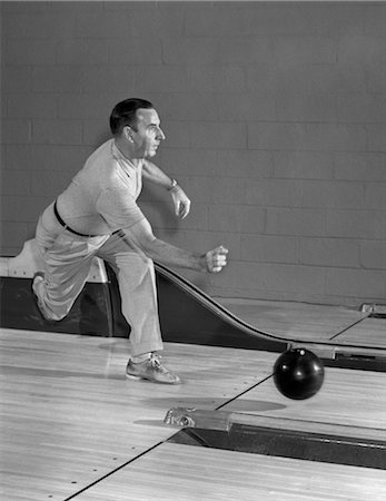 DES ANNÉES 1950 L'HOMME LANCER BOULE DE BOWLING VERS LE BAS JEU DE QUILLES / LANE Photographie de stock - Rights-Managed, Code: 846-02796978