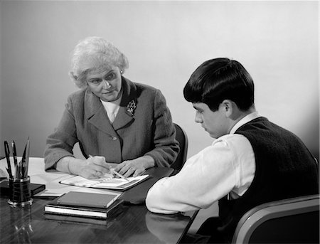 ANNÉES 1960 LYCÉEN, ASSIS AU COMPTOIR EN PASSANT PAR LES PLANS AVEC LE CONSEILLER D'ORIENTATION Photographie de stock - Rights-Managed, Code: 846-02797004