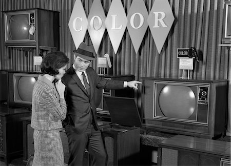 1960s COUPLE SHOPPING FOR COLOR TV'S Foto de stock - Con derechos protegidos, Código: 846-02797009