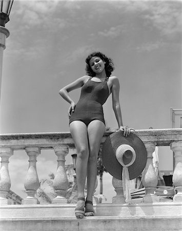 simsearch:846-03163297,k - 1930s 1940s WOMAN MODELING BATHING SUIT AND HOLDING HAT Stock Photo - Rights-Managed, Code: 846-02797011