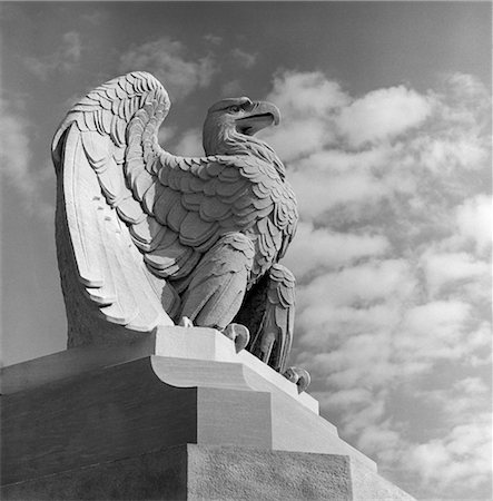 simsearch:846-03165228,k - ADLER STATUE GEGEN HIMMEL WOLKEN EAGLE REGIERUNG WINGS AUSBREITUNG FEDERN TALONS GELOCKT ÜBER RAND DER BASIS PHILADELPHIA 30TH STREET Stockbilder - Lizenzpflichtiges, Bildnummer: 846-02797088