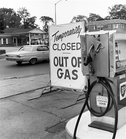 poste (station) - ANNÉES 1970 TEMPORAIREMENT FERMÉ HORS GAZ SIGNE PAR LA POMPE DE LA STATION D'ESSENCE AU COURS DE L'ESSENCE PÉNURIE CRISE PÉTROLE OPEP Photographie de stock - Rights-Managed, Code: 846-02797107