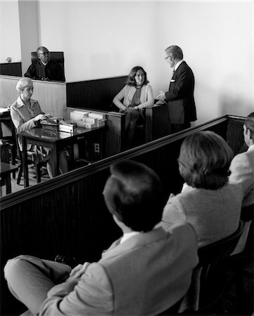 simsearch:846-02794586,k - 1970s COURTROOM SCENE FEMALE WITNESS BEING QUESTIONED WHILE JURY LOOKS ON INDOOR Foto de stock - Con derechos protegidos, Código: 846-02797135