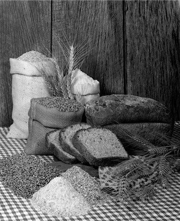 simsearch:846-05647034,k - ANNÉES 1970 HARVEST FARM NATURE MORTE DE SACS DE CÉRÉALES BLÉ FARINE SEIGLE PAIN & TRANCHES DE PAIN MAISON Photographie de stock - Rights-Managed, Code: 846-02797145