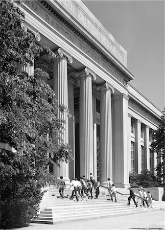 simsearch:846-02792786,k - 1970s GROUP OF COLLEGE STUDENTS ASCENDING STAIRS OF MAIN ENTRANCE TO BUILDING ON MIT CAMPUS Stock Photo - Rights-Managed, Code: 846-02797143