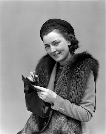 1930s 1940s WOMAN DRESSED UP WITH FUR JACKET HOLDING PURSE WITH MONEY Foto de stock - Con derechos protegidos, Código: 846-02797207